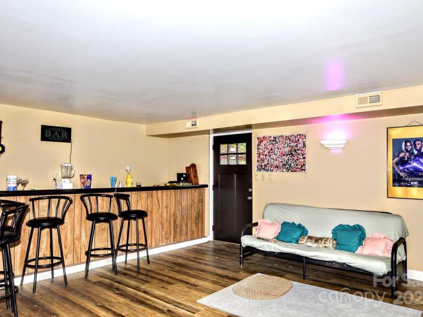 10802 Chestnut Hill Drive, Matthews, NC 28105.  MLS# CAR4319226, YatesRealty ID 3529. 