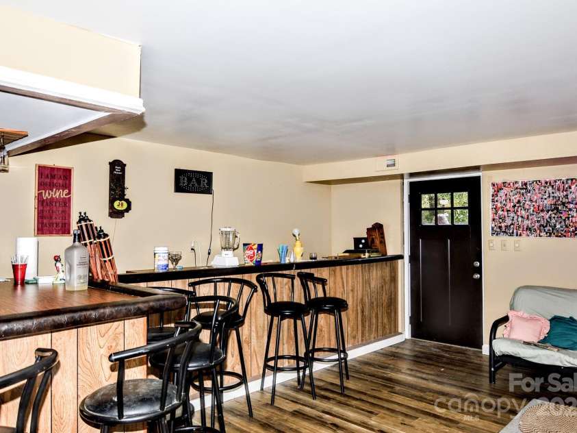 10802 Chestnut Hill Drive, Matthews, NC 28105.  MLS# CAR4319226, YatesRealty ID 3529. 