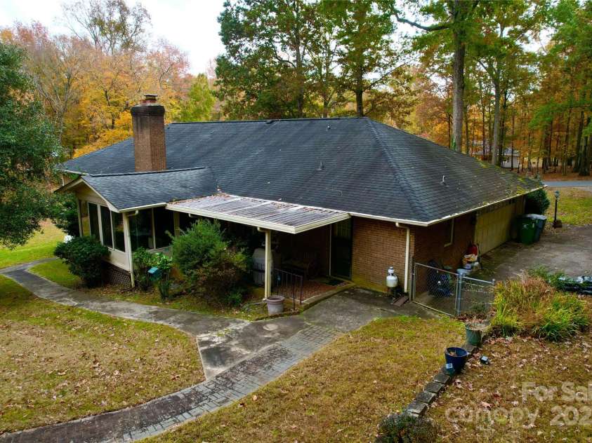 10802 Chestnut Hill Drive, Matthews, NC 28105.  MLS# CAR4319226, YatesRealty ID 3529. 