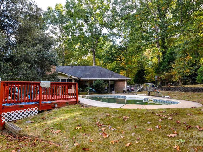 10802 Chestnut Hill Drive, Matthews, NC 28105.  MLS# CAR4319226, YatesRealty ID 3529. 