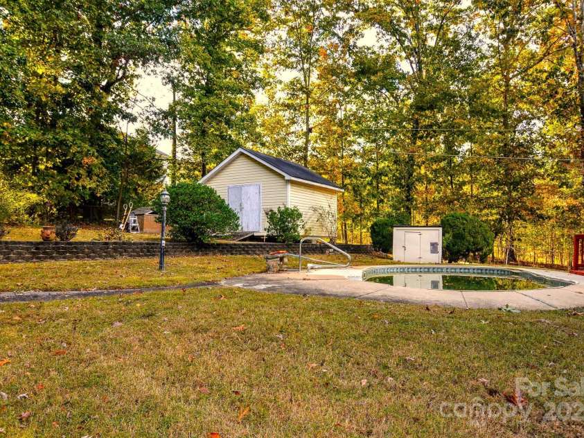 10802 Chestnut Hill Drive, Matthews, NC 28105.  MLS# CAR4319226, YatesRealty ID 3529. 