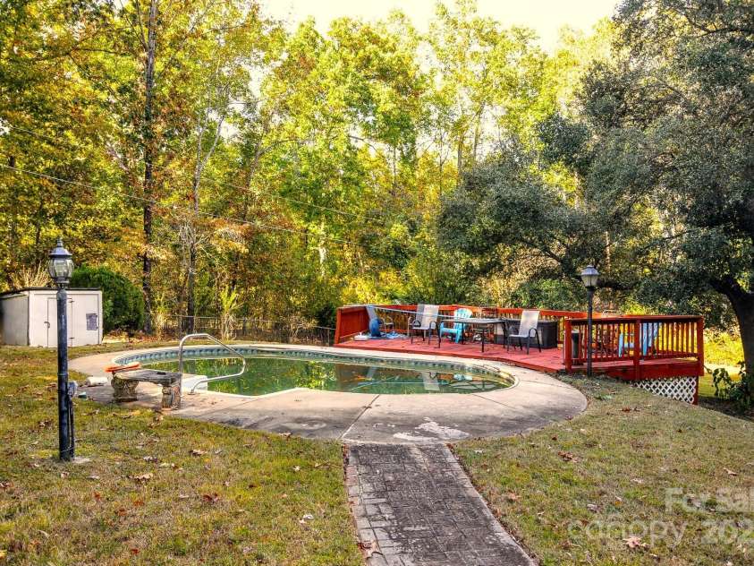 10802 Chestnut Hill Drive, Matthews, NC 28105.  MLS# CAR4319226, YatesRealty ID 3529. 