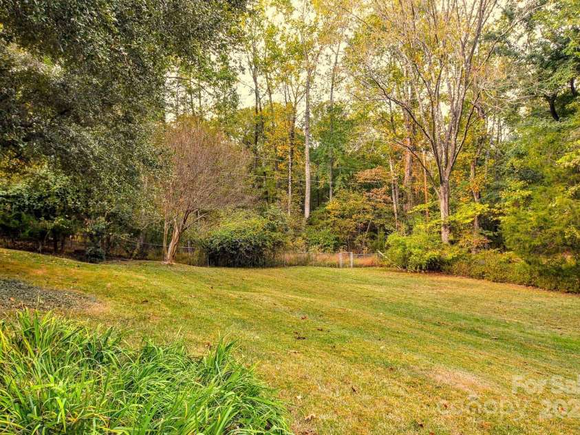 10802 Chestnut Hill Drive, Matthews, NC 28105.  MLS# CAR4319226, YatesRealty ID 3529. 