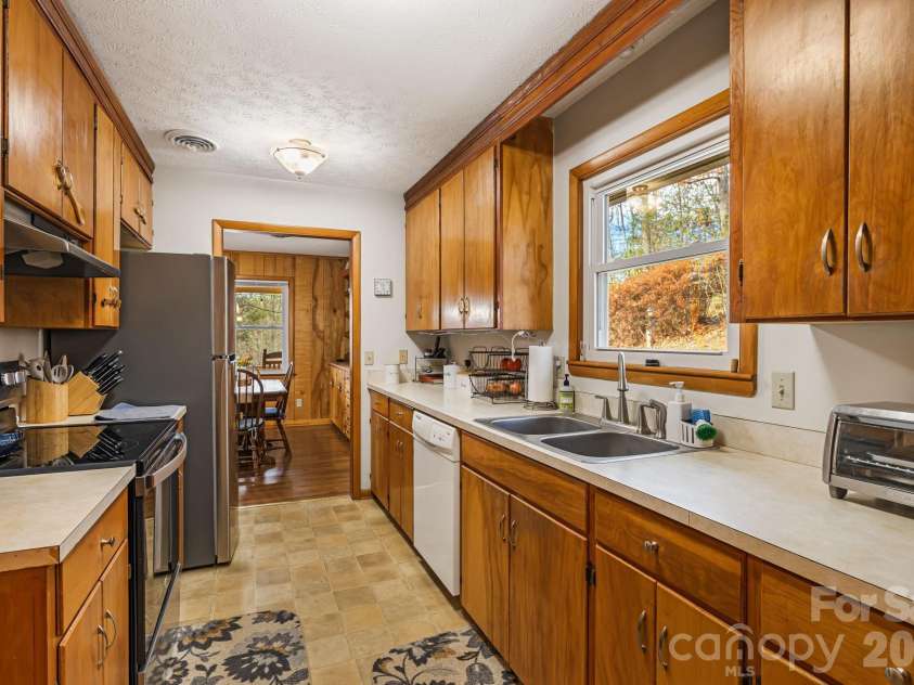 65 Roy Lane, Black Mountain, NC 28711.  MLS# CAR4328651, YatesRealty ID 3529. 