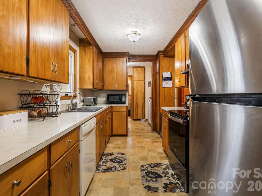 65 Roy Lane, Black Mountain, NC 28711.  MLS# CAR4328651, YatesRealty ID 3529. 
