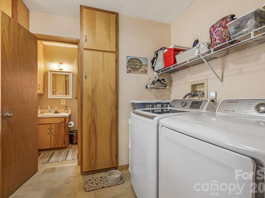 65 Roy Lane, Black Mountain, NC 28711.  MLS# CAR4328651, YatesRealty ID 3529. 