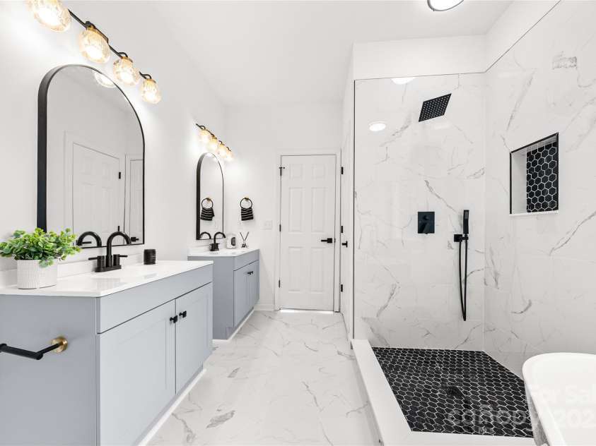 9418 Arborview Court, Charlotte, NC 28269.  MLS# CAR4285761, YatesRealty ID 35290. 