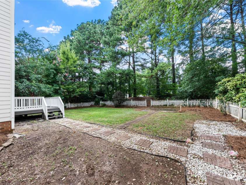 9418 Arborview Court, Charlotte, NC 28269.  MLS# CAR4285761, YatesRealty ID 35290. Fenced with nature views
