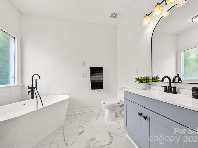 9418 Arborview Court, Charlotte, NC 28269.  MLS# CAR4285761, YatesRealty ID 35290. Free-standing tub