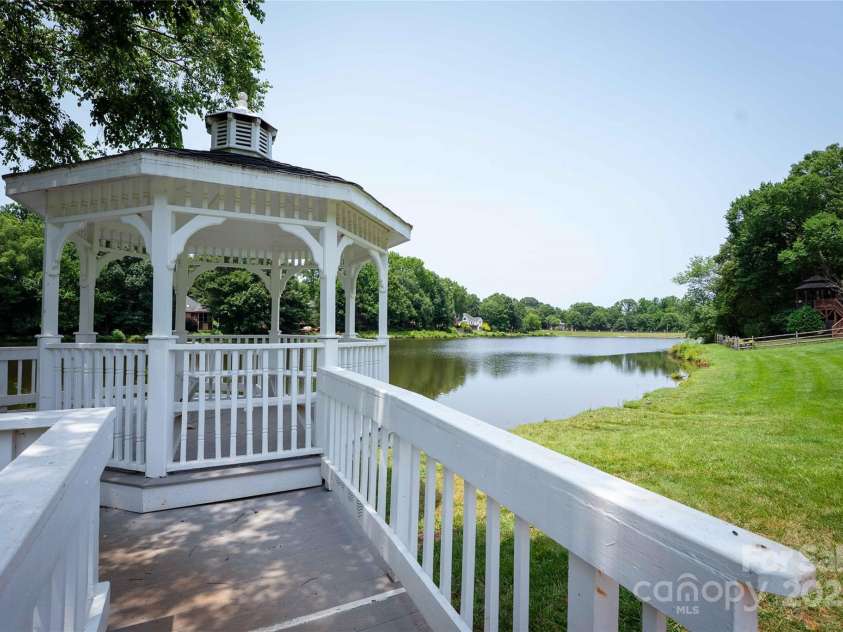 9418 Arborview Court, Charlotte, NC 28269.  MLS# CAR4285761, YatesRealty ID 35290. Great neighborhood amenities