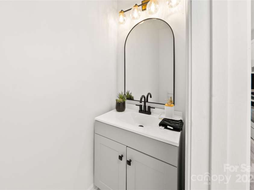 9418 Arborview Court, Charlotte, NC 28269.  MLS# CAR4285761, YatesRealty ID 35290. Half Bath on Main