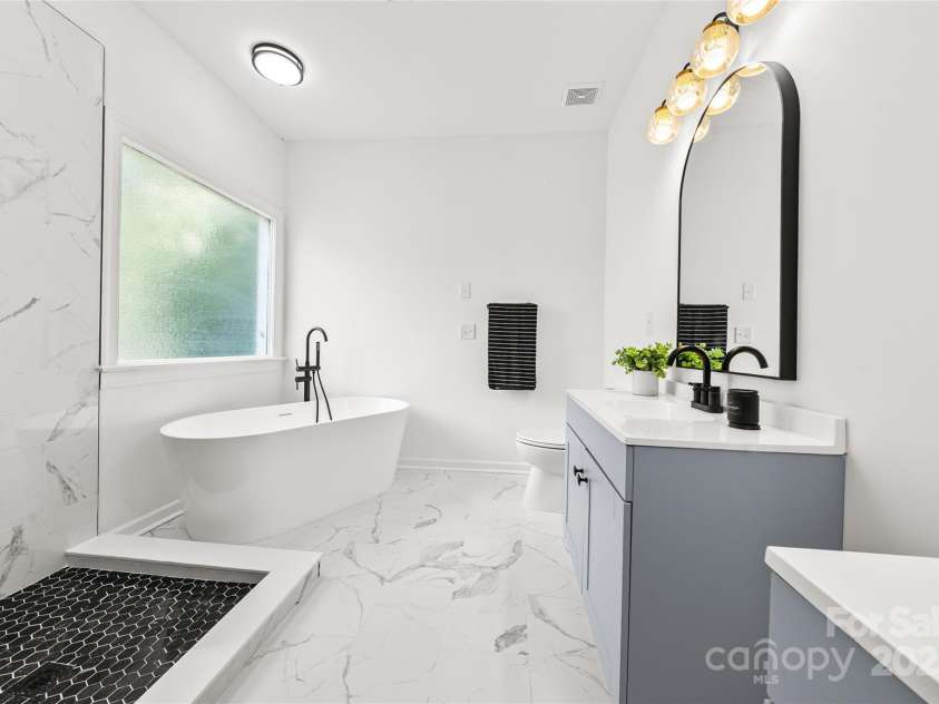 9418 Arborview Court, Charlotte, NC 28269.  MLS# CAR4285761, YatesRealty ID 35290. Primary Bath Suite