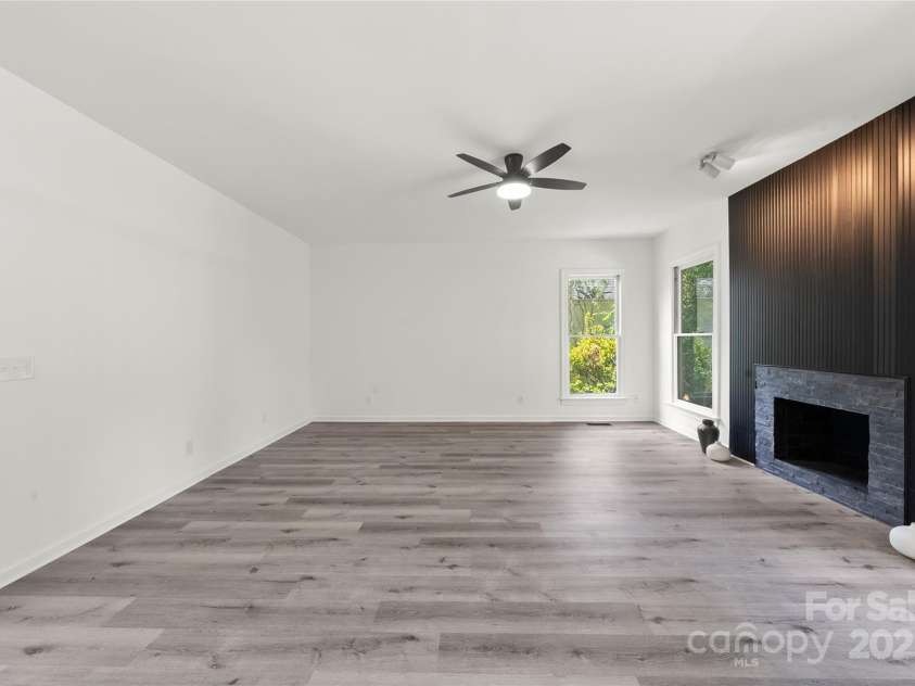 9418 Arborview Court, Charlotte, NC 28269.  MLS# CAR4285761, YatesRealty ID 35290. Spacious Living Room