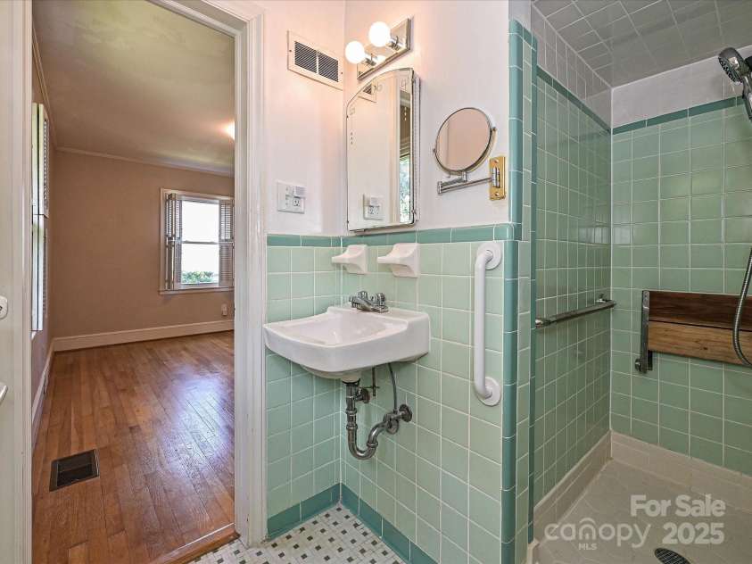 5408 Valley Forge Road, Charlotte, NC 28210.  MLS# CAR4286058, YatesRealty ID 35291. 