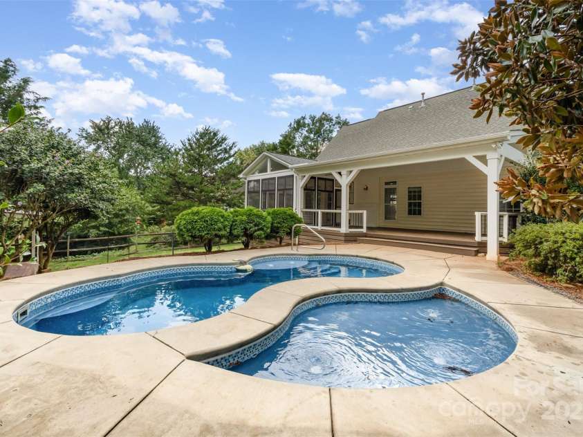 2746 Cameron Commons Way, Matthews, NC 28104.  MLS# CAR4242732, YatesRealty ID 35293. 