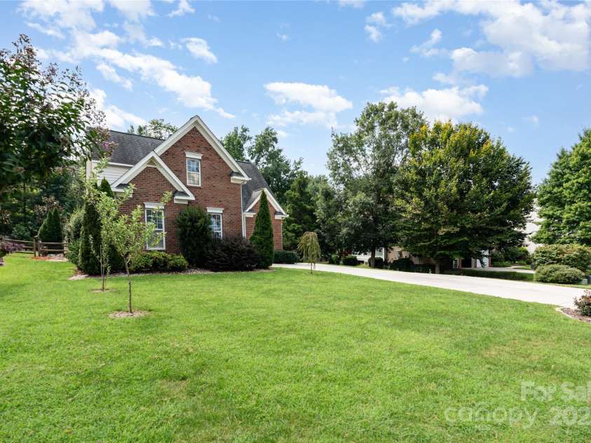 2746 Cameron Commons Way, Matthews, NC 28104.  MLS# CAR4242732, YatesRealty ID 35293. 