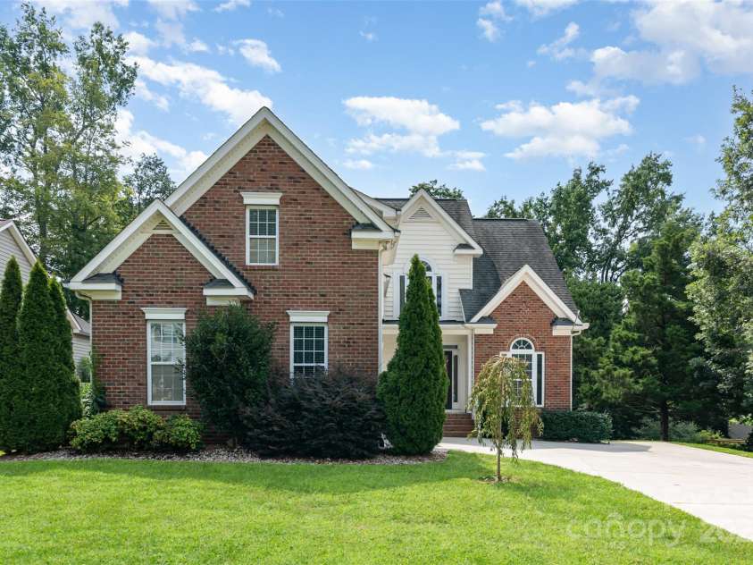 2746 Cameron Commons Way, Matthews, NC 28104.  MLS# CAR4242732, YatesRealty ID 35293. 