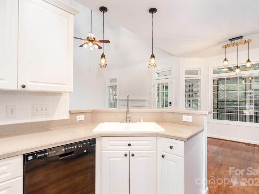 2746 Cameron Commons Way, Matthews, NC 28104.  MLS# CAR4242732, YatesRealty ID 35293. Kitchen