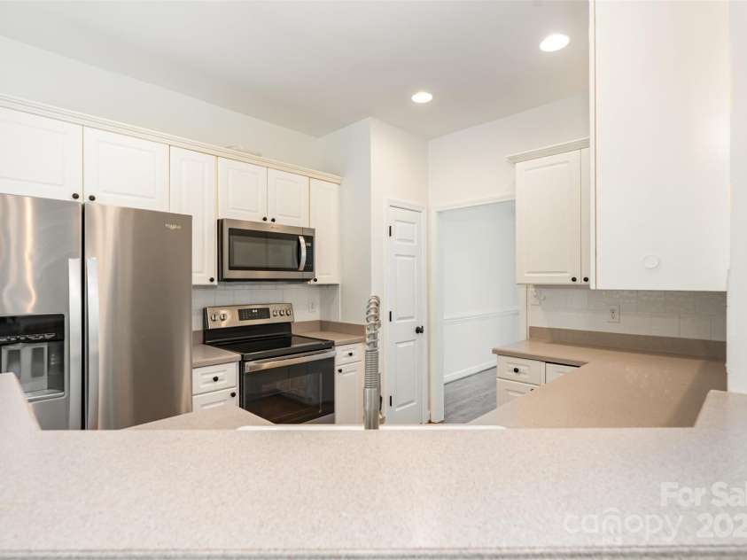 2746 Cameron Commons Way, Matthews, NC 28104.  MLS# CAR4242732, YatesRealty ID 35293. Kitchen