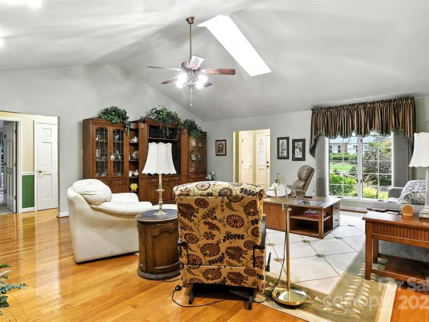 530 5th Street, Hickory, NC 28601.  MLS# CAR4289321, YatesRealty ID 353. 