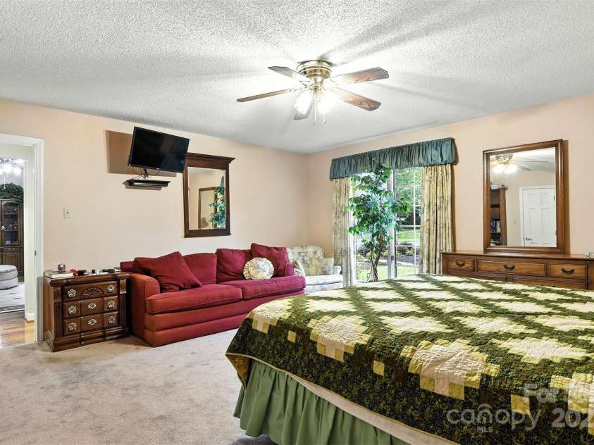 530 5th Street, Hickory, NC 28601.  MLS# CAR4289321, YatesRealty ID 353. 