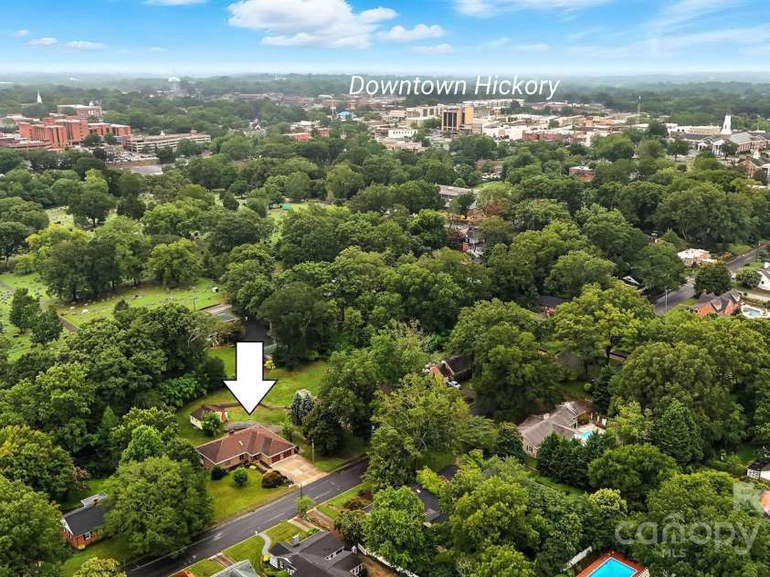 530 5th Street, Hickory, NC 28601.  MLS# CAR4289321, YatesRealty ID 353. 