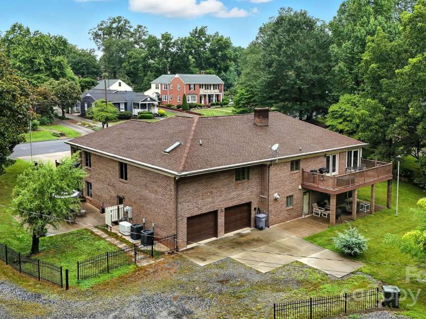 530 5th Street, Hickory, NC 28601.  MLS# CAR4289321, YatesRealty ID 353. 