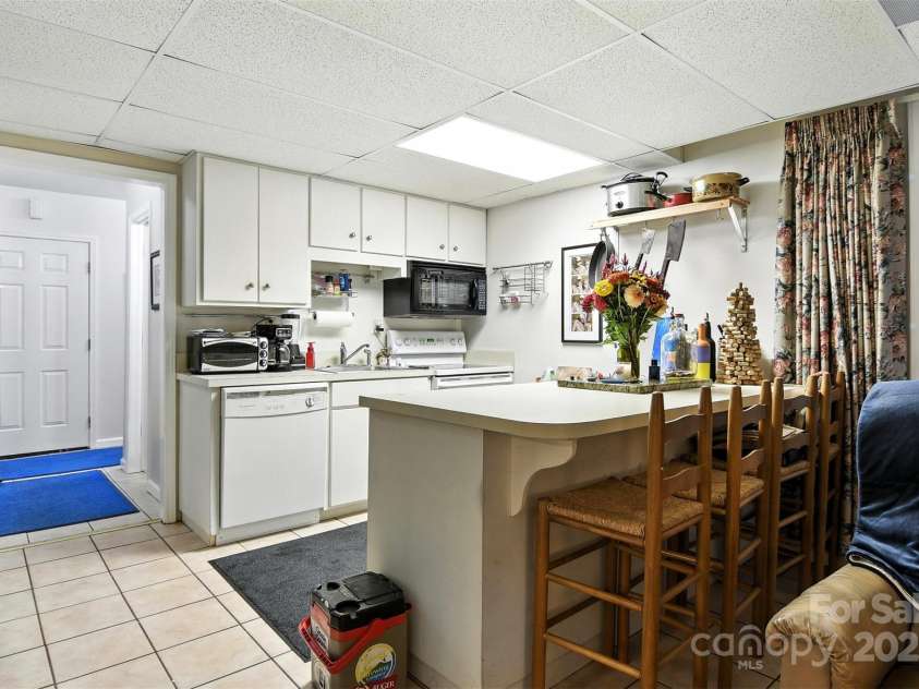 530 5th Street, Hickory, NC 28601.  MLS# CAR4289321, YatesRealty ID 353. Apartment Kitchen and Laundry