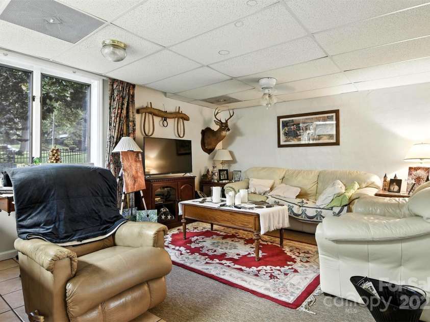 530 5th Street, Hickory, NC 28601.  MLS# CAR4289321, YatesRealty ID 353. Apartment Living Room
