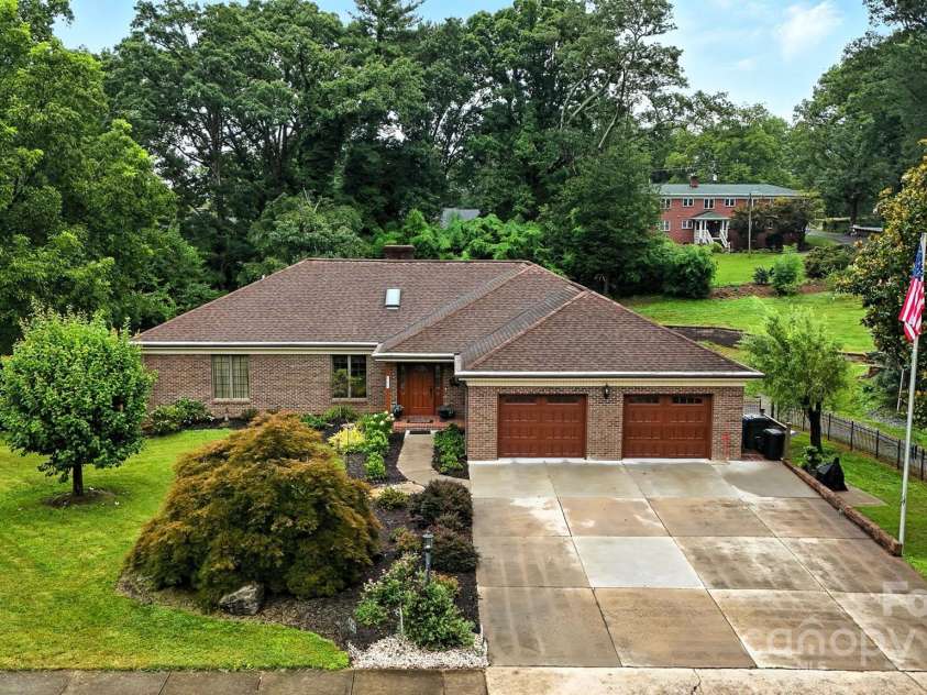 530 5th Street, Hickory, NC 28601.  MLS# CAR4289321, YatesRealty ID 353. Custom all Brick