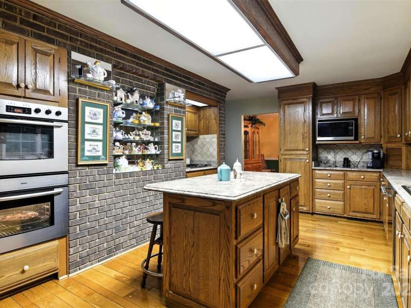 530 5th Street, Hickory, NC 28601.  MLS# CAR4289321, YatesRealty ID 353. Double Ovens plus gas cooktop