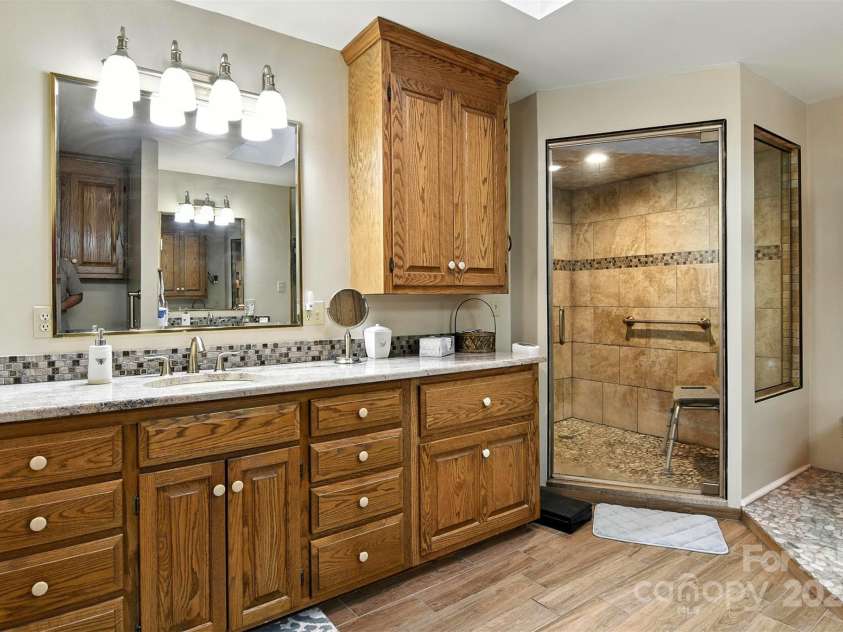 530 5th Street, Hickory, NC 28601.  MLS# CAR4289321, YatesRealty ID 353. Double vanities