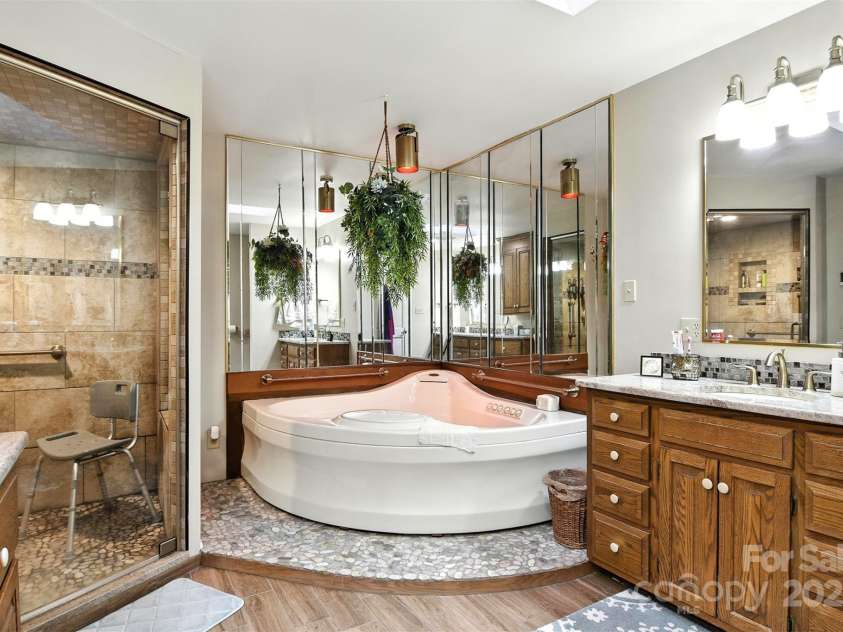 530 5th Street, Hickory, NC 28601.  MLS# CAR4289321, YatesRealty ID 353. Garden tub, plus tiled shower