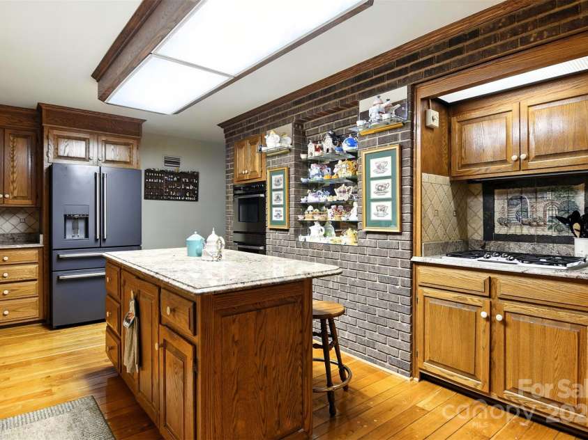 530 5th Street, Hickory, NC 28601.  MLS# CAR4289321, YatesRealty ID 353. Granite Counters and Tiled backsplash