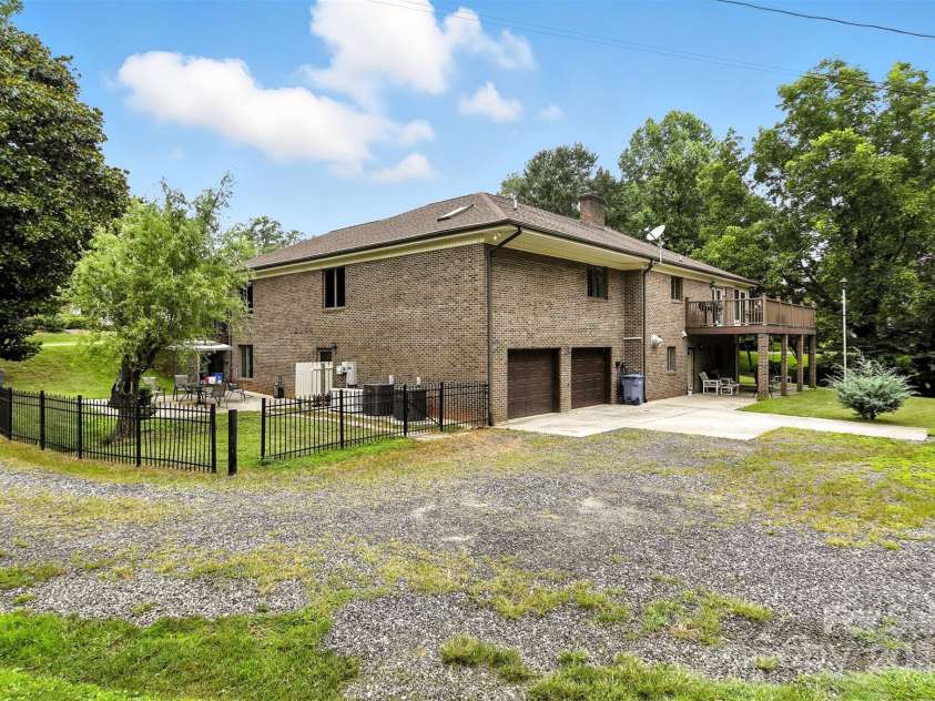 530 5th Street, Hickory, NC 28601.  MLS# CAR4289321, YatesRealty ID 353. Gravel drive to the side of house