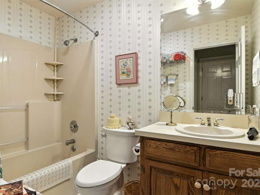 530 5th Street, Hickory, NC 28601.  MLS# CAR4289321, YatesRealty ID 353. Hall full bath