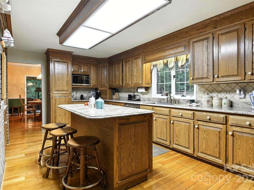 530 5th Street, Hickory, NC 28601.  MLS# CAR4289321, YatesRealty ID 353. Island Breakfast Bar