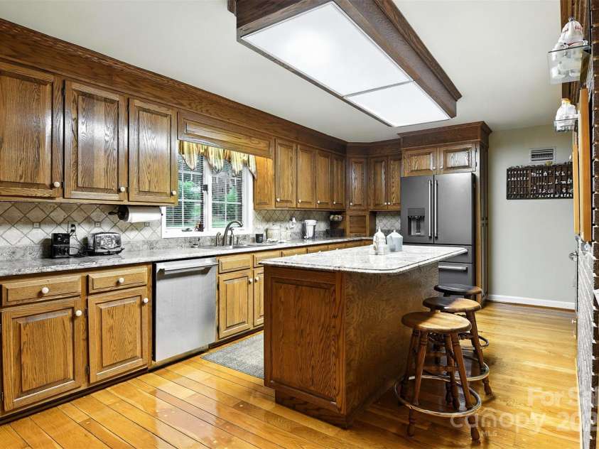 530 5th Street, Hickory, NC 28601.  MLS# CAR4289321, YatesRealty ID 353. Lots of Solid Oak Cabinets, wide plank flooring with wooden pegs