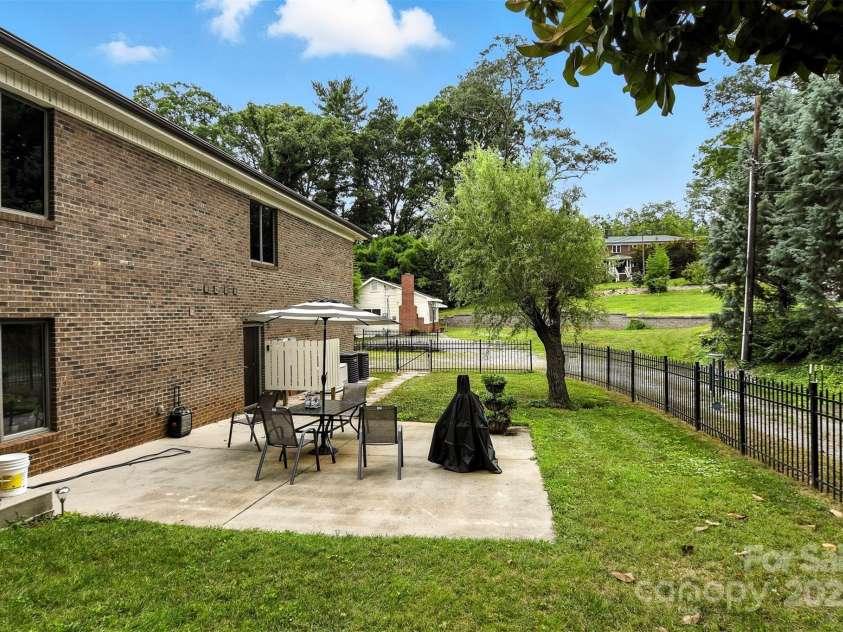 530 5th Street, Hickory, NC 28601.  MLS# CAR4289321, YatesRealty ID 353. Private side entrance to the Apartment