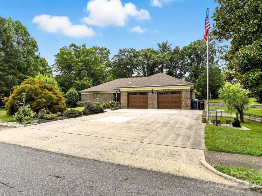 530 5th Street, Hickory, NC 28601.  MLS# CAR4289321, YatesRealty ID 353. Wide concrete driveway
