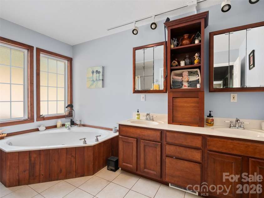 81 Aldens Way, Clyde, NC 28721.  MLS# CAR4400047, YatesRealty ID 35300. 