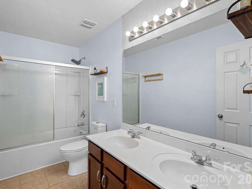 8220 Ruby Valley Road, Charlotte, NC 28277.  MLS# CAR4373964, YatesRealty ID 35304. Second Floor Full Bath