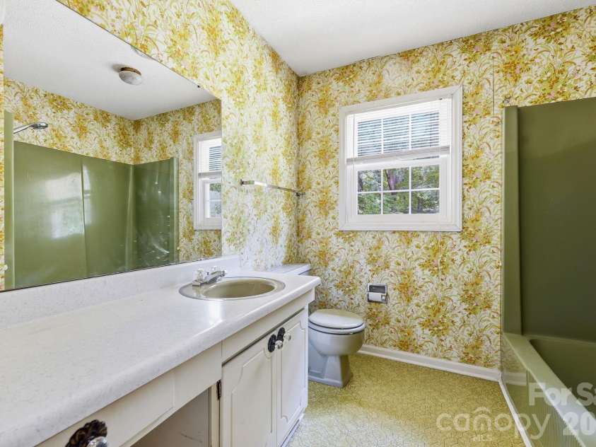 994 Tamworth Road, Asheboro, NC 27203.  MLS# CAR4399776, YatesRealty ID 35305. Bath 2