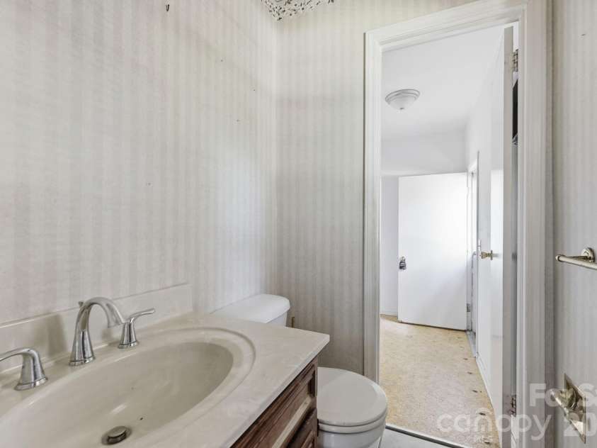 994 Tamworth Road, Asheboro, NC 27203.  MLS# CAR4399776, YatesRealty ID 35305. Half Bath Main