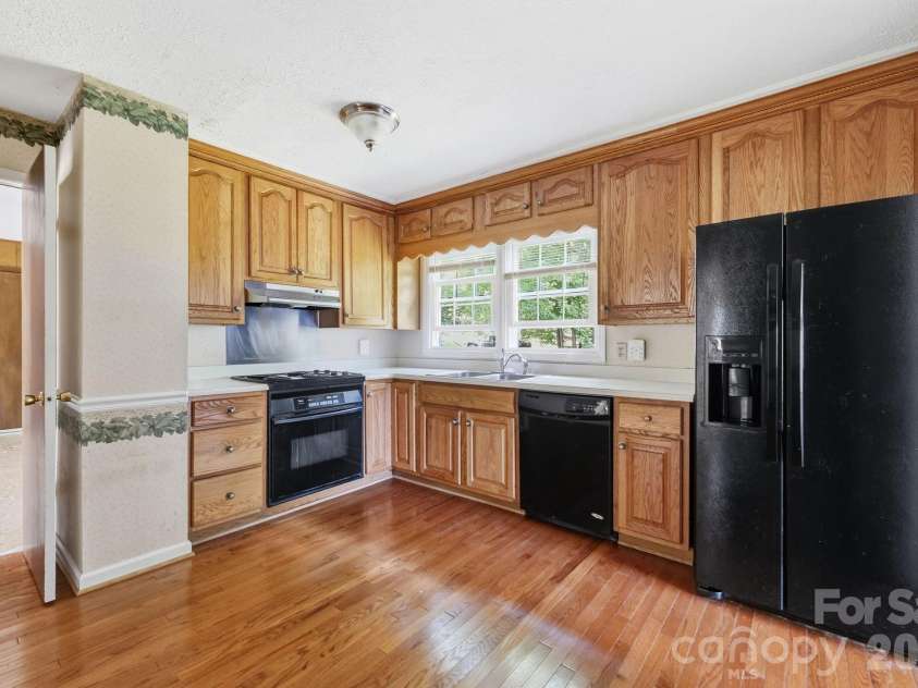 994 Tamworth Road, Asheboro, NC 27203.  MLS# CAR4399776, YatesRealty ID 35305. Kitchen
