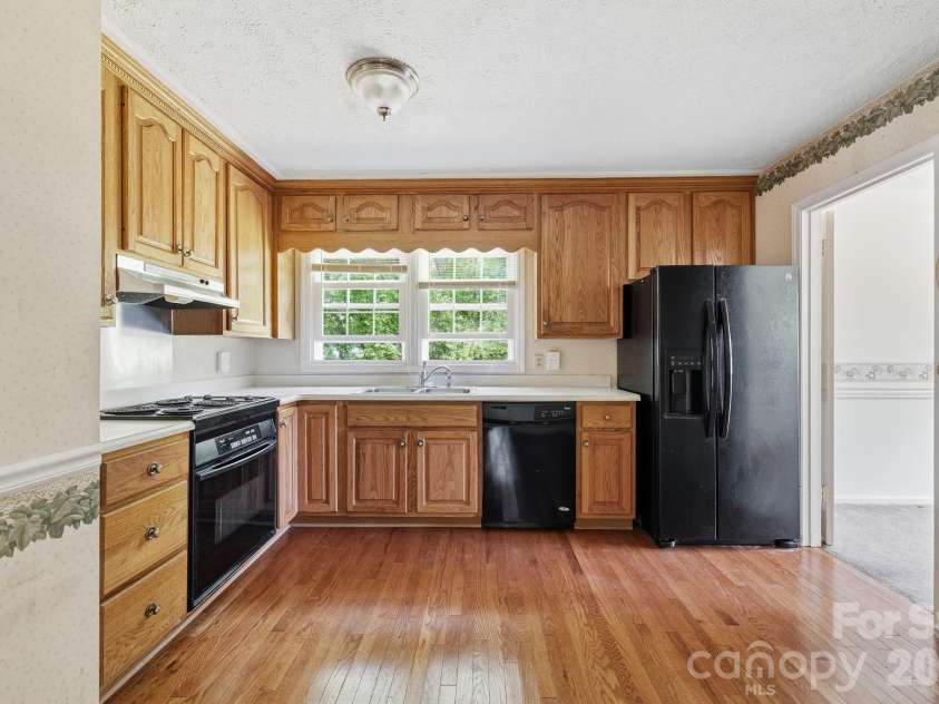 994 Tamworth Road, Asheboro, NC 27203.  MLS# CAR4399776, YatesRealty ID 35305. Kitchen