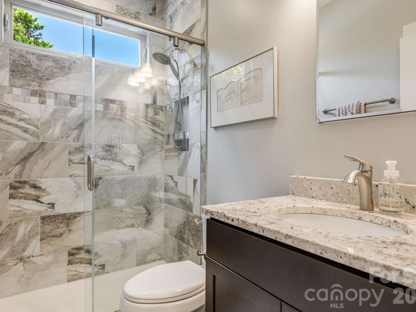 60 Barnrock Drive, Mills River, NC 28759.  MLS# CAR4399294, YatesRealty ID 35309. Full Bathroom on MAIN shared by 2 Guest Bedrooms