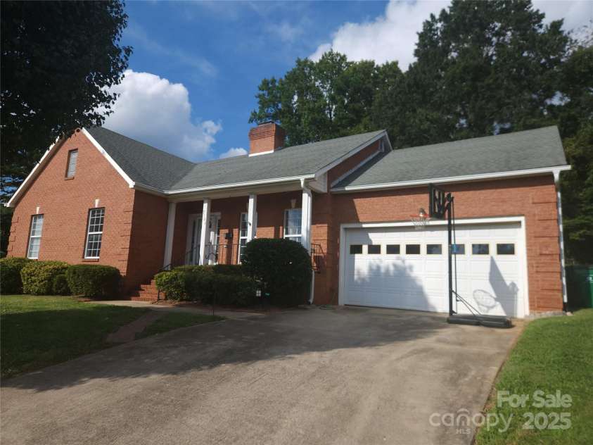3104 Yvonne Lane, Charlotte, NC 28216.  MLS# CAR4285006, YatesRealty ID 35310. 