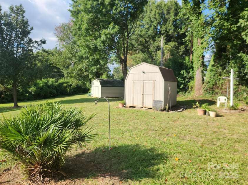 3104 Yvonne Lane, Charlotte, NC 28216.  MLS# CAR4285006, YatesRealty ID 35310. 