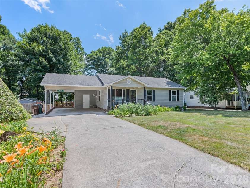 515 Westover Drive, High Point, NC 27265.  MLS# CAR4396607, YatesRealty ID 35311. 